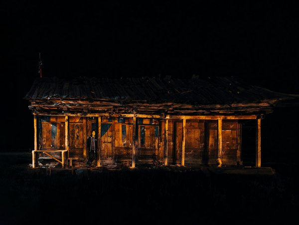 Comment organiser un séjour dans une cabane en bois en Finlande avec des ateliers de sculpture sur glace et des randonnées en raquettes?