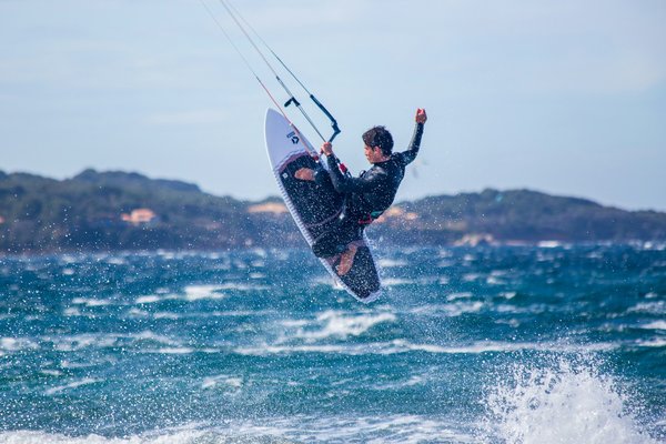 Où découvrir les meilleures plages pour le kitesurf en Afrique du Sud : sites et périodes idéales ?